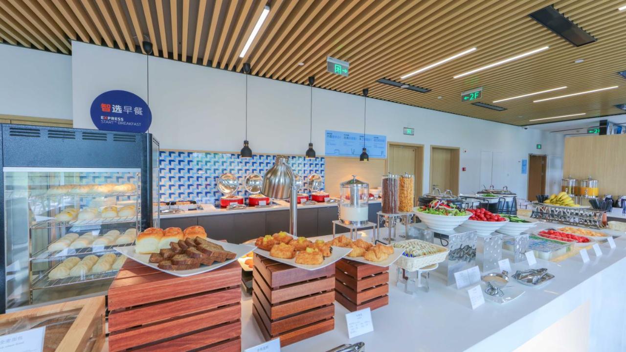 Holiday Inn Express Shanghai Pudong Airport By Ihg Bagian luar foto