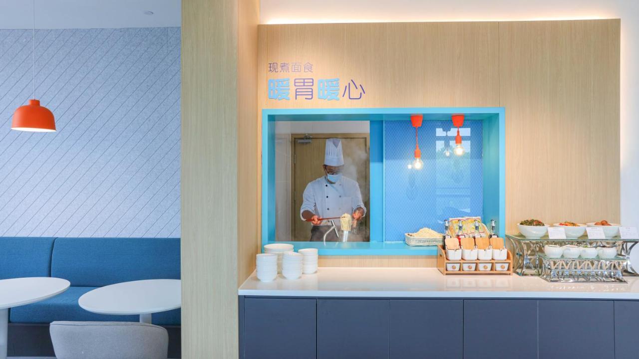 Holiday Inn Express Shanghai Pudong Airport By Ihg Bagian luar foto