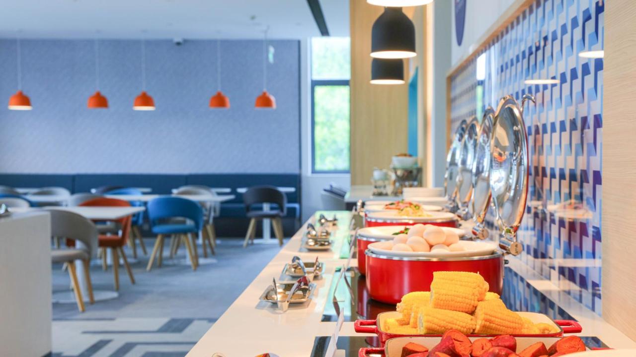 Holiday Inn Express Shanghai Pudong Airport By Ihg Bagian luar foto