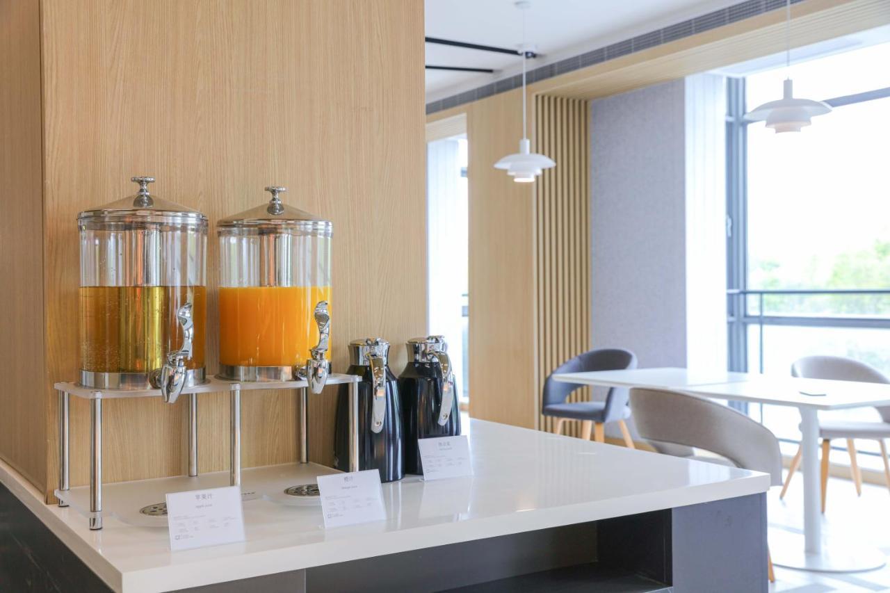 Holiday Inn Express Shanghai Pudong Airport By Ihg Bagian luar foto