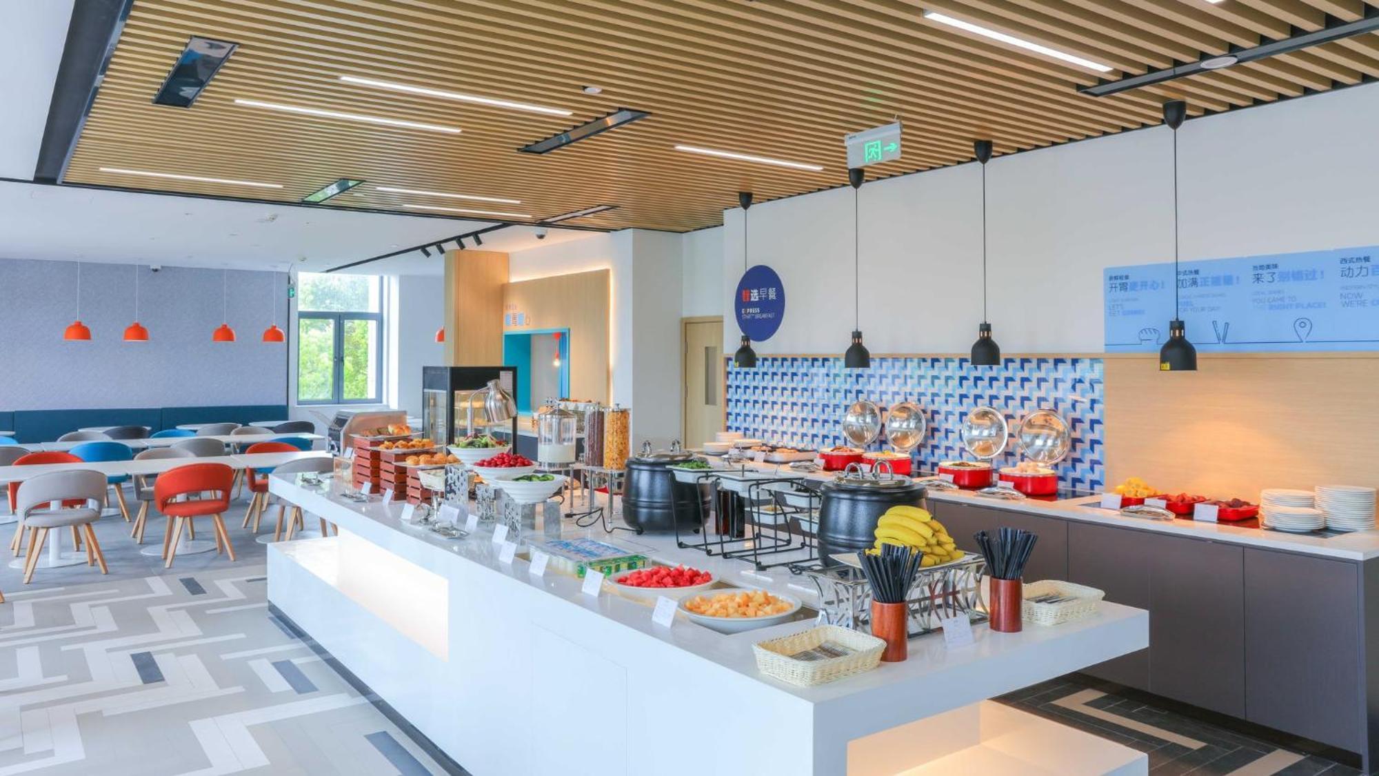 Holiday Inn Express Shanghai Pudong Airport By Ihg Bagian luar foto