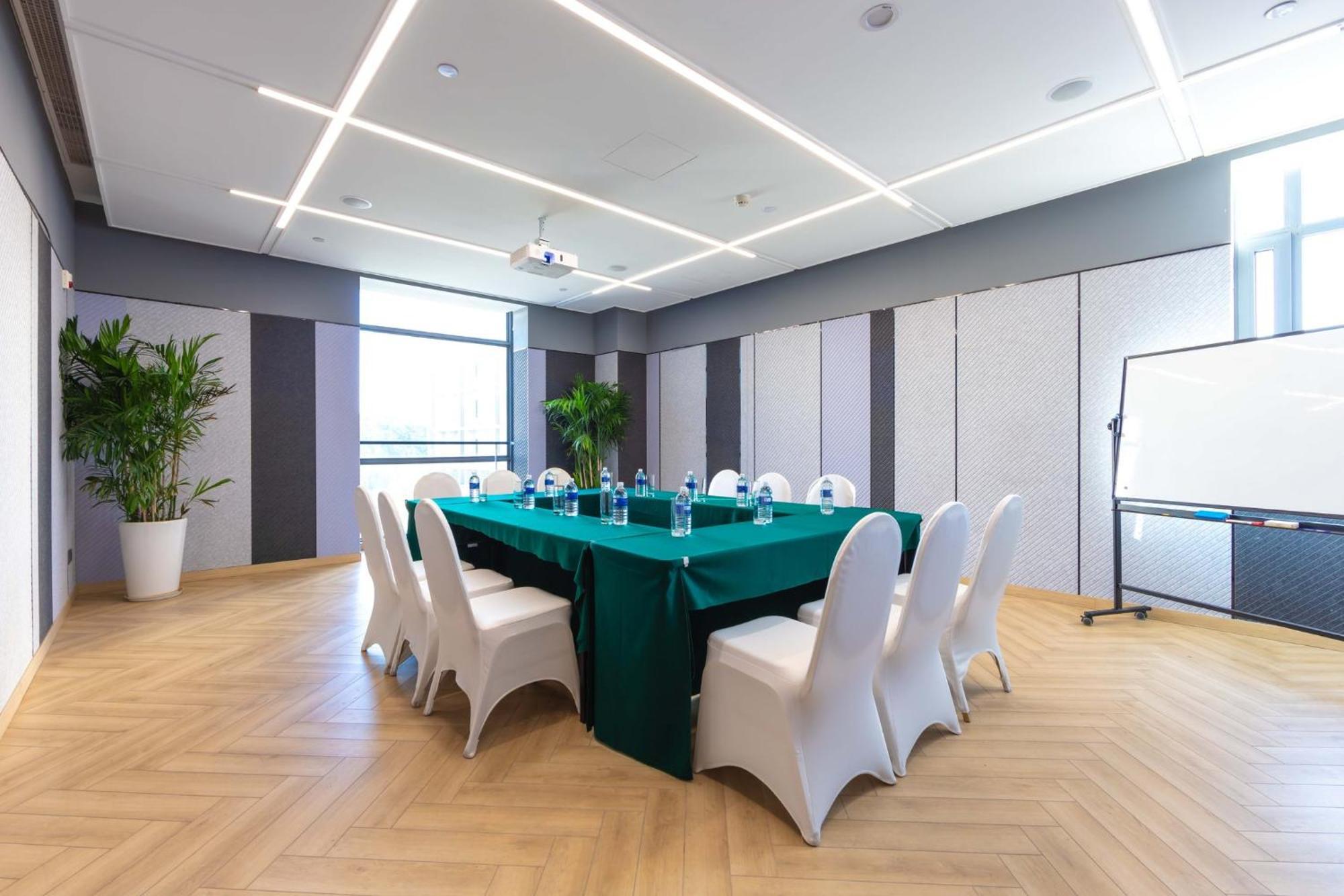 Holiday Inn Express Shanghai Pudong Airport By Ihg Bagian luar foto