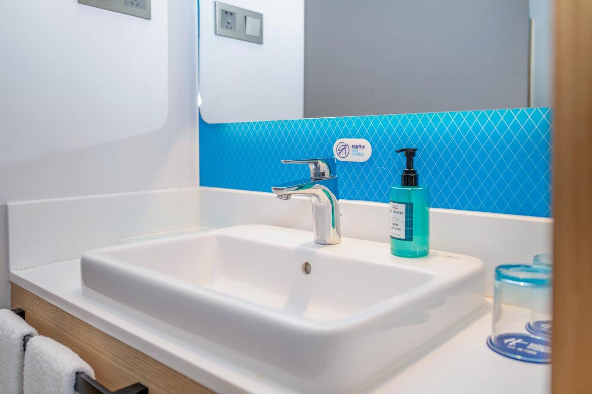 Holiday Inn Express Shanghai Pudong Airport By Ihg Bagian luar foto