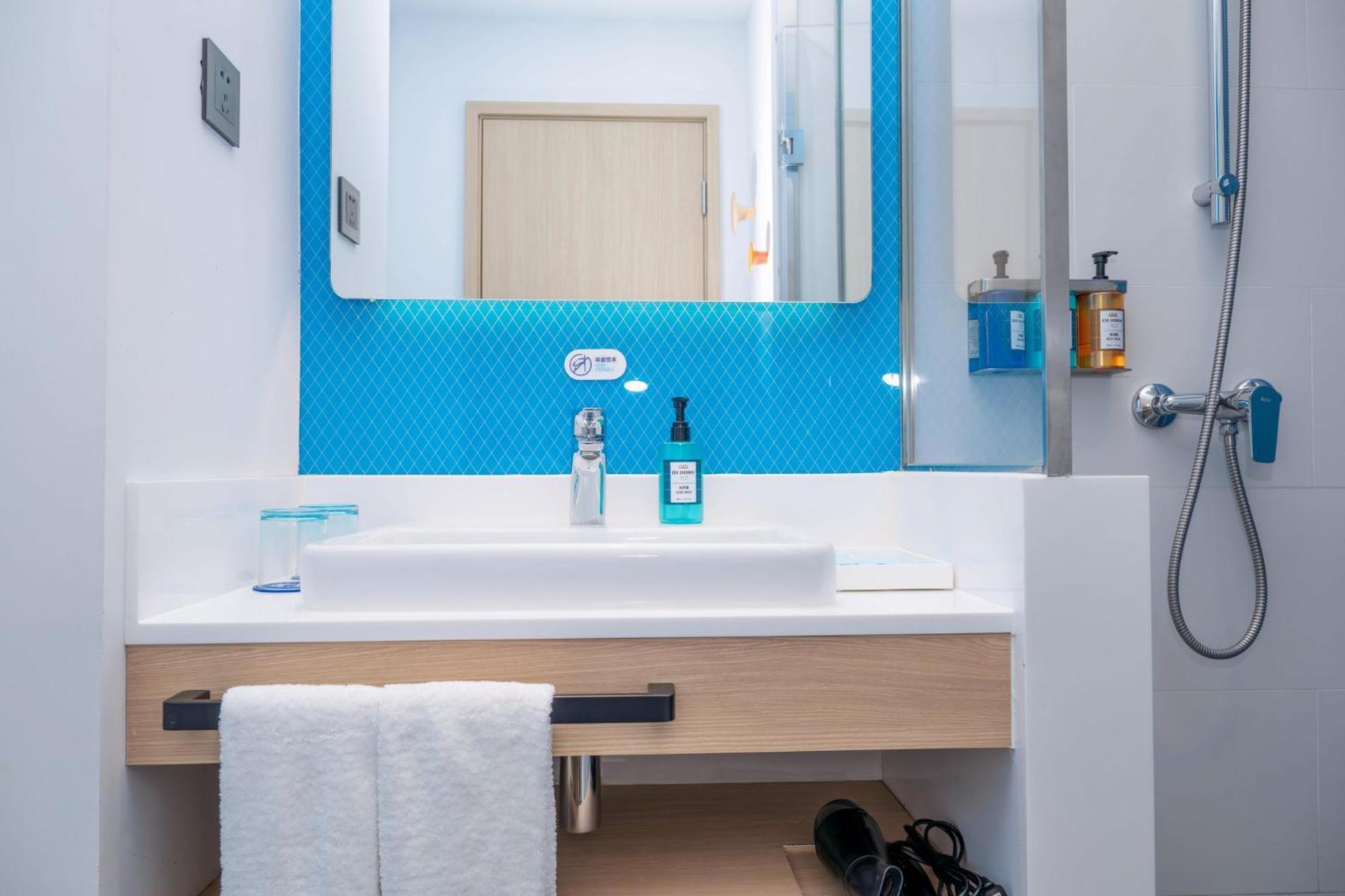 Holiday Inn Express Shanghai Pudong Airport By Ihg Bagian luar foto